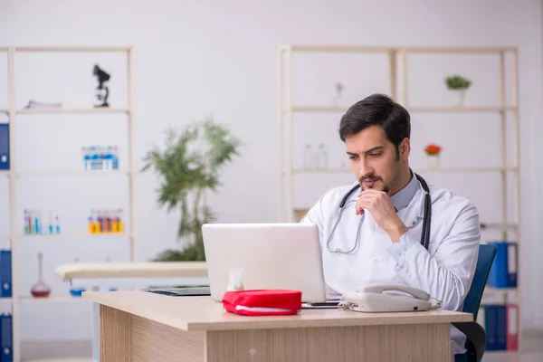 Giovane medico di sesso maschile nel concetto di telemedicina — Foto Stock