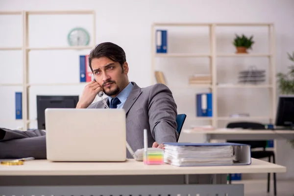 Giovane dipendente maschile che lavora in ufficio — Foto Stock