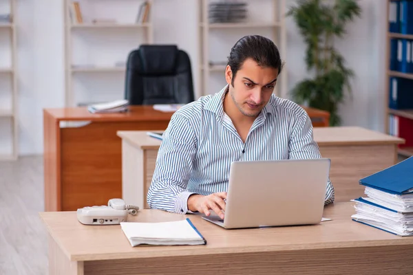 Młody mężczyzna pracownik siedzi w biurze — Zdjęcie stockowe