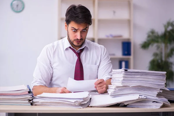 Empleado joven empresario descontento con el trabajo excesivo en la oficina — Foto de Stock