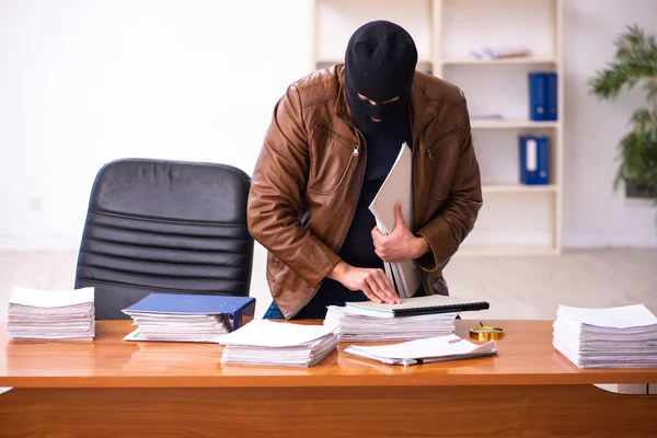 Νεαρός στην Μπαλακλάβα κλέβει πληροφορίες από το γραφείο — Φωτογραφία Αρχείου