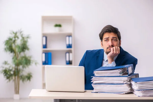 Ung manlig anställd missnöjd med överdrivet arbete på kontoret — Stockfoto