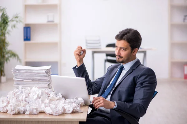 Giovane dipendente maschile nel concetto di brainstorming — Foto Stock