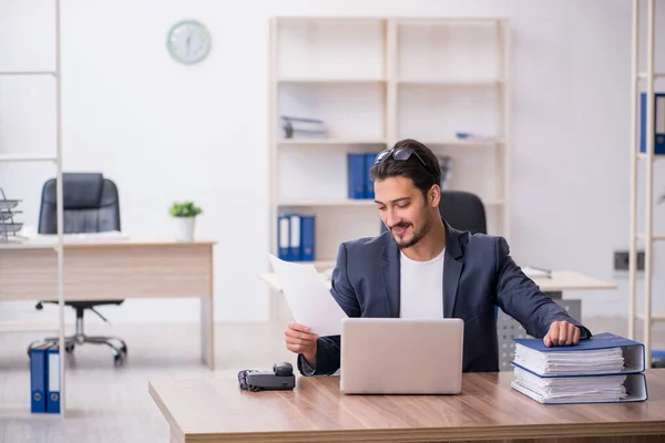 Junge hübsche Angestellte, die im Büro arbeitet — Stockfoto