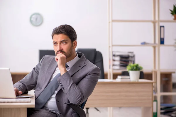 Joven empleado masculino que trabaja en la oficina — Foto de Stock