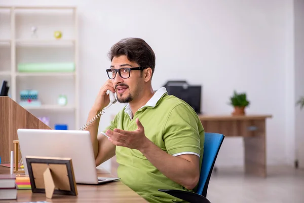 Joven diseñador masculino trabajando en la oficina — Foto de Stock