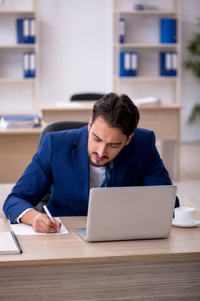 Joven empleado masculino que trabaja en la oficina —  Fotos de Stock