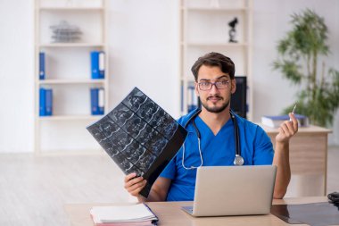 Klinikte çalışan genç bir erkek radyolog.