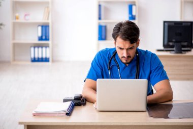 Teletıp konseptinde genç bir doktor.