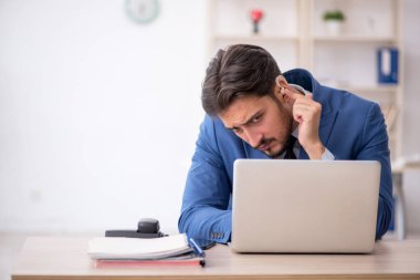 İşyerinde işitme cihazı kullanan sağır erkek çalışan