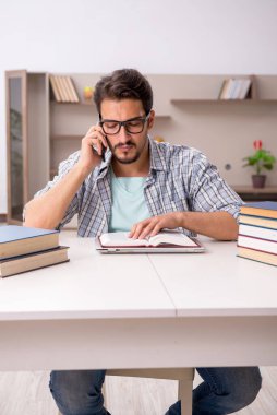 Evde sınava hazırlanan genç bir erkek öğrenci.