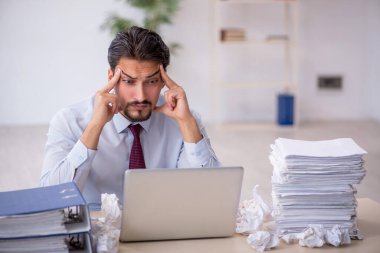 Reddedilmiş fikirler konseptinde genç bir erkek çalışan