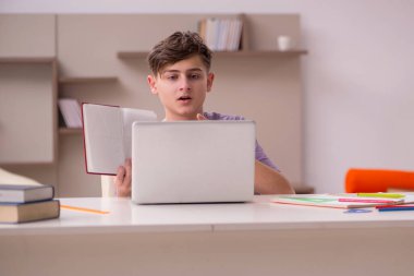 Öğrenci evde sınava hazırlanıyor.