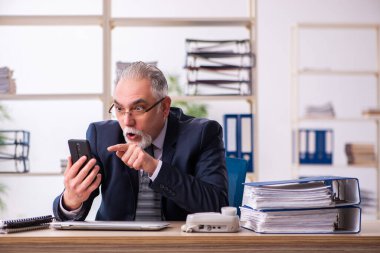 İş yerinde çalışan yaşlı bir erkek işçi.