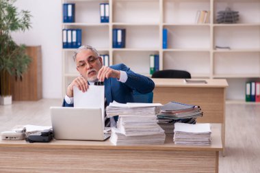 Eski erkek çalışanım ve ofiste çok işim var.