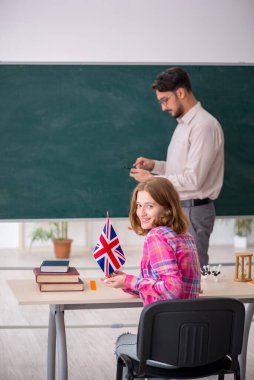 Genç erkek İngilizce öğretmeni ve Clas 'daki kızıl saçlı kız.