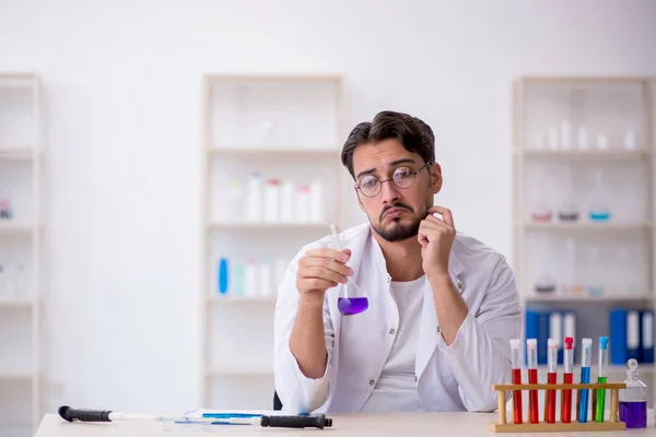 Joven químico masculino trabajando en el laboratorio — Foto de Stock