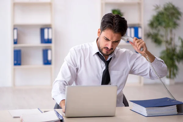 Junge männliche Angestellte im Büro — Stockfoto