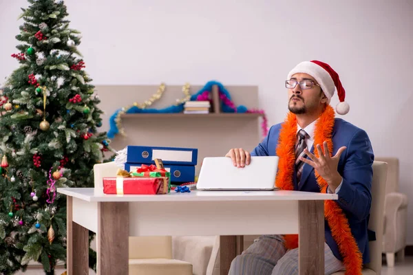 Jovem empresário trabalhando em casa na véspera de Natal — Fotografia de Stock