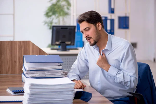 Empleado joven empresario que trabaja en la oficina — Foto de Stock