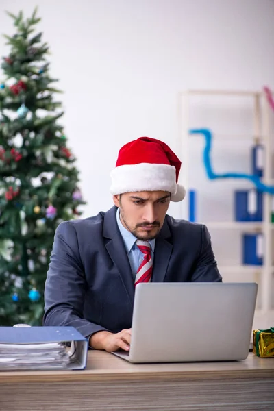 Ung manlig anställd firar jul på arbetsplatsen — Stockfoto
