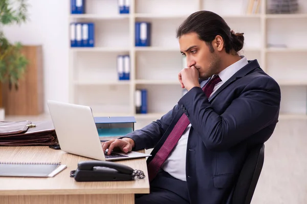 Jeune employé masculin malheureux avec un travail excessif — Photo