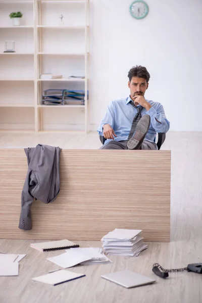 Jovem empregado do sexo masculino trabalhando horas extras no escritório — Fotografia de Stock
