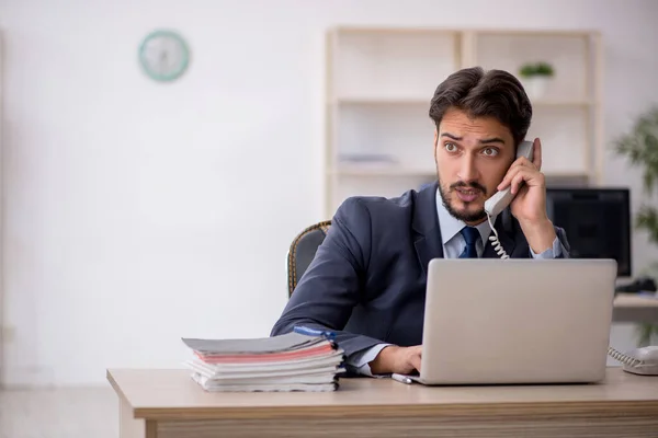 Jonge mannelijke werknemer werkzaam in het kantoor — Stockfoto