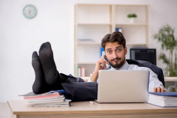 Jonge mannelijke werknemer werkzaam in het kantoor — Stockfoto