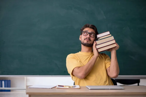 Jeune étudiant se préparant aux examens en classe — Photo