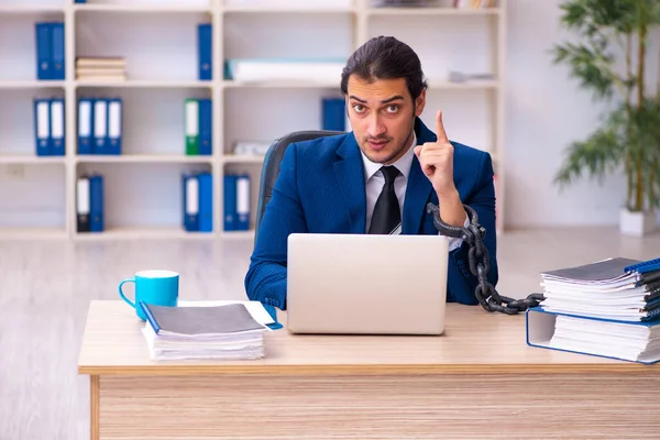 Incatenato dipendente maschio infelice con il lavoro eccessivo in ufficio — Foto Stock