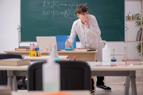 Skolpojke studerar kemi i klassrummet — Stockfoto