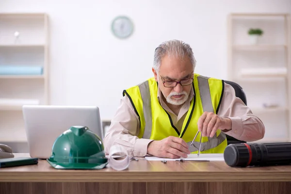 Gammal manlig arkitekt som arbetar på kontoret — Stockfoto