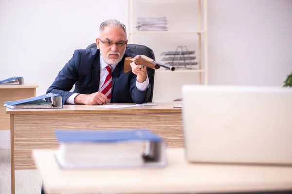 Viejo empleado de negocios sosteniendo rifa en la oficina —  Fotos de Stock