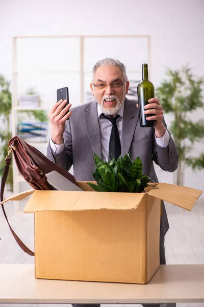 Velho alcoolista viciado empregado masculino em conceito de demissão — Fotografia de Stock