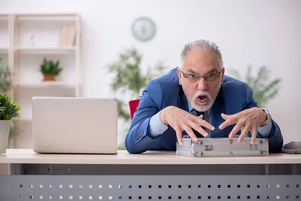 Antiguo empleado masculino en concepto de remuneración — Foto de Stock