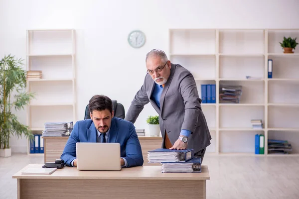 Deux collègues travaillant dans le bureau — Photo