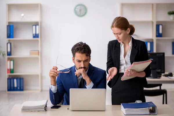 Zwei Kollegen im Büro — Stockfoto