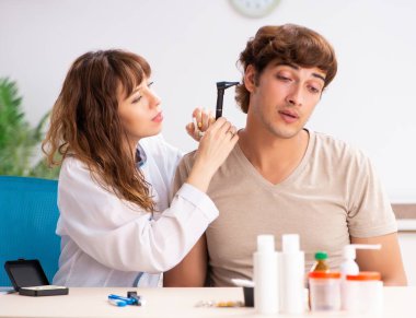 İşitme sorunu olan hasta doktor otorhinolaryngo 'yu ziyaret ediyor.