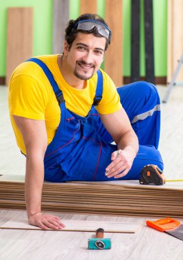 Profesyonel müteahhit evde döşeme döşemesi yapıyor.