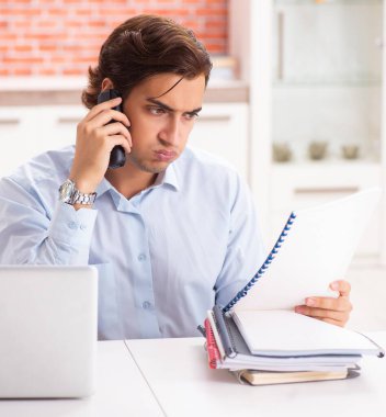 Ofiste çalışan genç yakışıklı eleman.