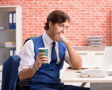 Ofiste çalışan genç yakışıklı eleman.