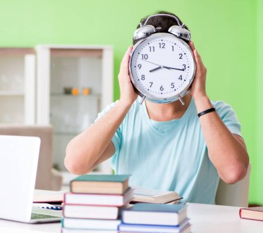 Evde üniversite sınavlarına hazırlanan öğrenci yöneticiler