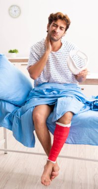 Hastanede tedavi bekleyen yaralı adam.