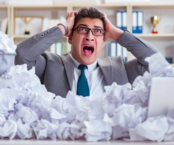 Homme d'affaires dans le concept de recyclage du papier au bureau — Photo