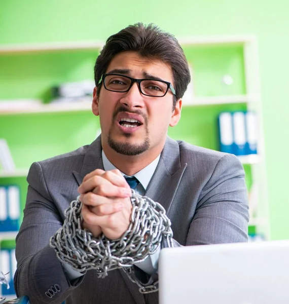 Angestellter wegen Arbeitsbelastung an Schreibtisch gefesselt — Stockfoto