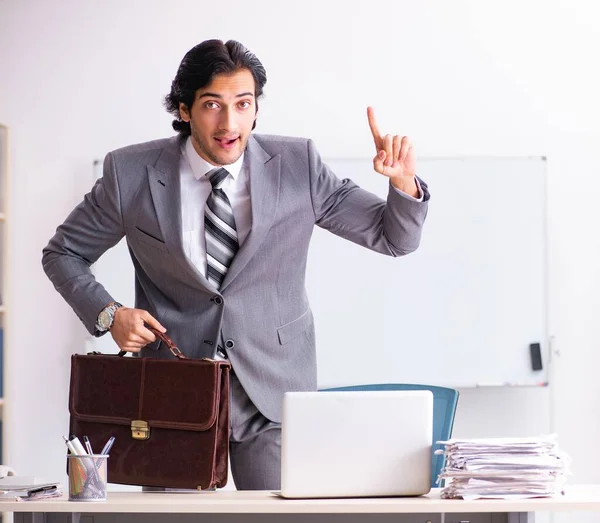 Der junge hübsche Geschäftsmann im Büro — Stockfoto