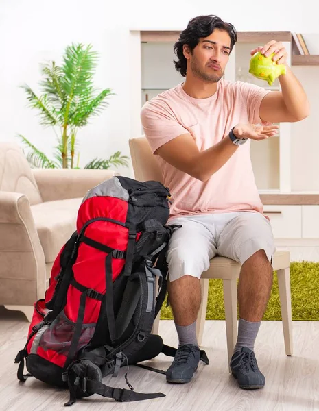 De jonge mannelijke toerist bereidt zich voor op een reis naar huis — Stockfoto