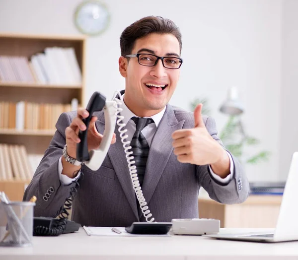 Operador de Helpdesk hablando por teléfono en la oficina — Foto de Stock