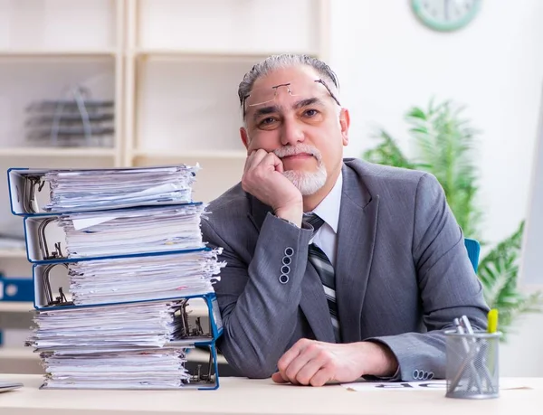 Åldrad manlig anställd missnöjd med överdrivet arbete — Stockfoto